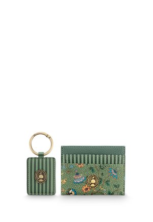 Groene bloemenkaarthouder en bijpassende gestreepte sleutelhanger met gouden decoratieve emblemen op een witte achtergrond.