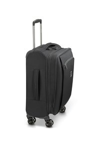 Maleta blanda negra con cuatro ruedas, asa retráctil, compartimentos con cremallera y exterior de tejido texturizado. Diseñada para la comodidad en los viajes.