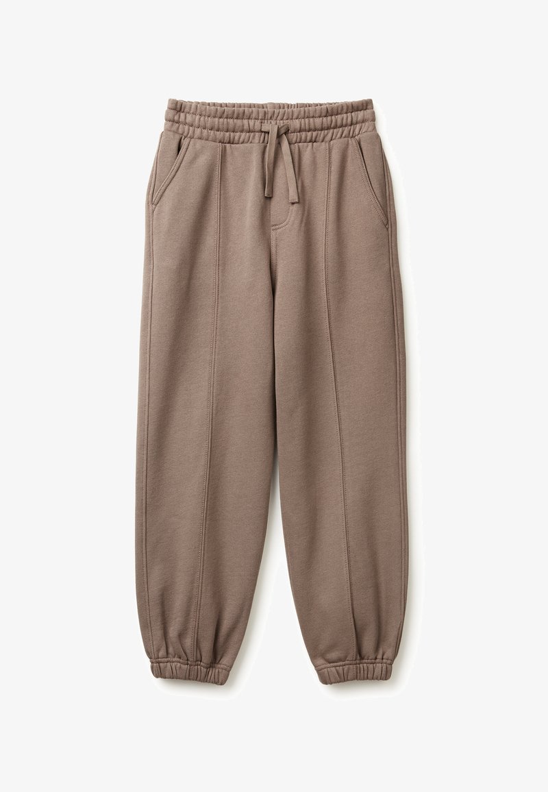 Hnědé pletené tepláky s elastickým pasem, šňůrkovým zapínáním a dvěma postranními kapsami. Zúžené kotníky s elastickými manžetami.