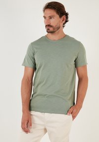 Buratti SLIM FIT - Tricou basic - emerald green