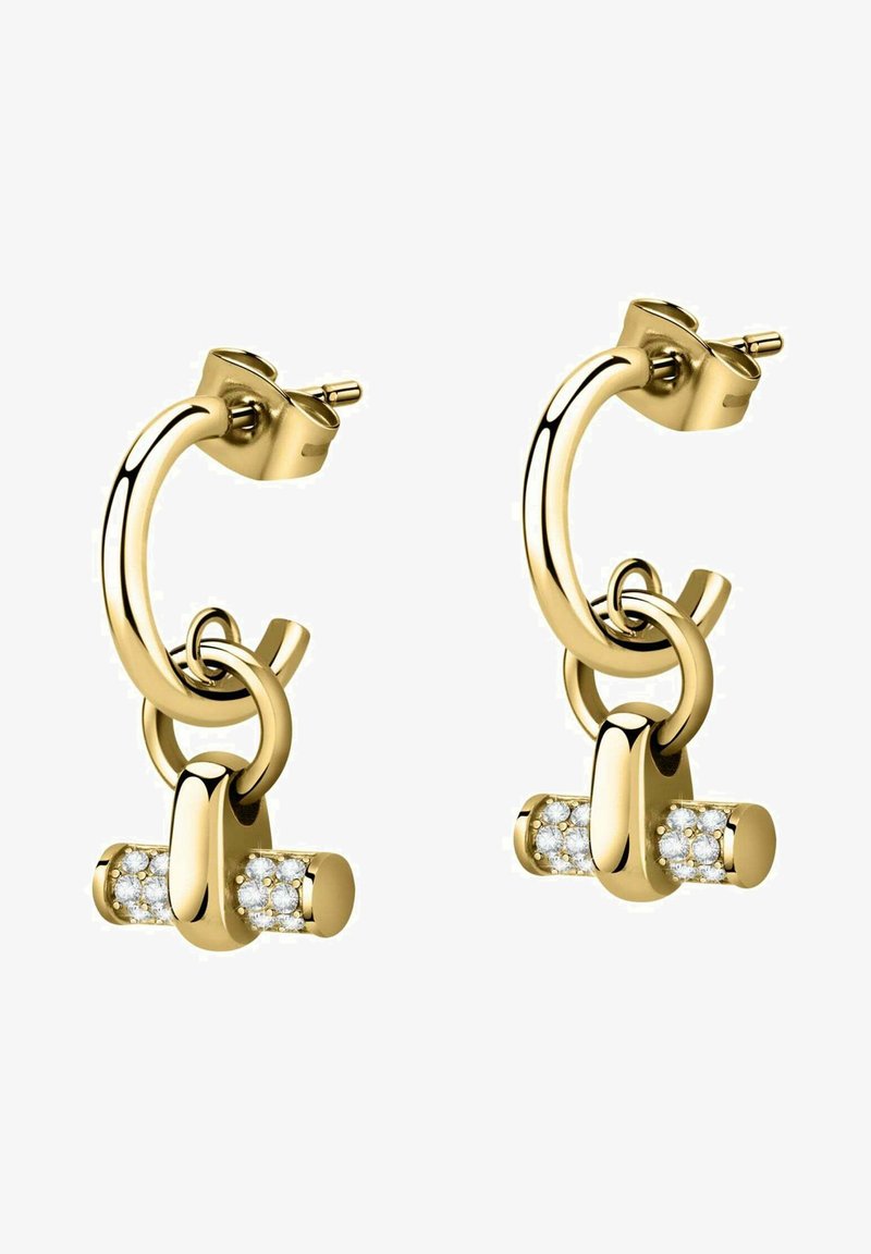 Boucles d'oreilles en or en forme de créoles avec un accent de chaîne, ornées de zircon cubique, affichant une texture lisse et un design arrondi.