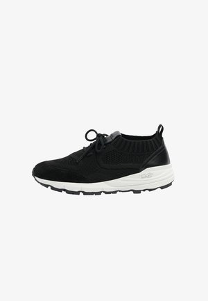 Zwarte sneaker met een gestructuurde gebreide bovenkant en suède accenten. Beschikt over een witte tussenzool en een zwarte rubberen buitenzool. Veters aan de voorkant.