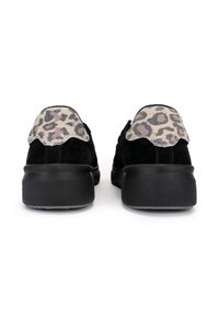 Baskets noires en suède avec un empiècement en cuir texturé à motif léopard et une semelle en caoutchouc noir, présentant un design arrondi et un style bas.