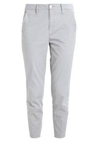 Pantaloni grigi chiari a gamba tapered realizzati in un tessuto liscio, con due tasche frontali e una chiusura a un bottone in vita.