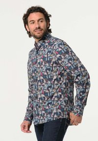 Lange mouw knoopshirt met een marineblauwe achtergrond, voorzien van een bloemenpatroon in blauwe, roze en groene tonen; van katoen.