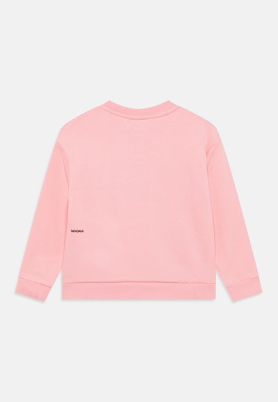Rosa hettegenser med lange ermer, rund hals og ribbestrikkede ermer. Har enkelt design og liten merkevare på den nedre bakdelen.