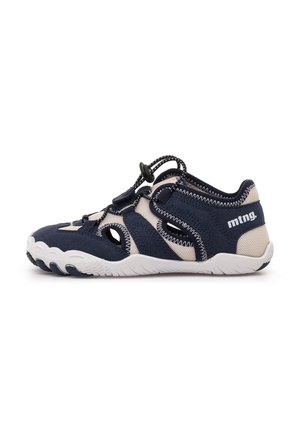 Zapatillas deportivas en azul marino y beige con parte superior de malla, cordones ajustables, puntera prominente y suela de goma texturizada para mejor agarre.