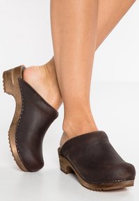 Sanita - CHRISSY OPEN - Clogs - antique brown Miniatuurafbeelding 1