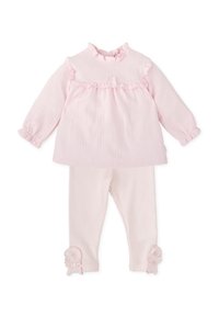 Conjunto de ropa rosa claro que incluye una blusa texturizada con volantes y leggings a juego con detalles decorativos en los puños. Diseño suave y ajustado.