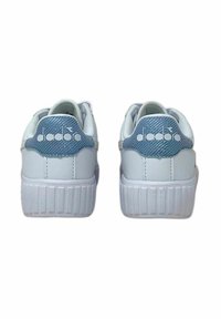 Zapatillas blancas con un talón azul texturizado, suela de goma y un logo prominente. Cuenta con una lengüeta acolchada y un diseño con cordones.