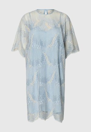 Helles blaues Spitzenkleid mit kurzen Ärmeln, rundem Ausschnitt und filigranem Blumenmuster, ausgestattet mit einem Schlüsselloch-Buttonsverschluss auf der Rückseite.
