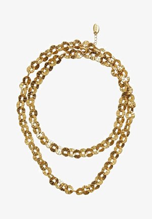 Collar de cadena con eslabones circulares texturizados en tono dorado con cierre ajustable y pequeña etiqueta ovalada.