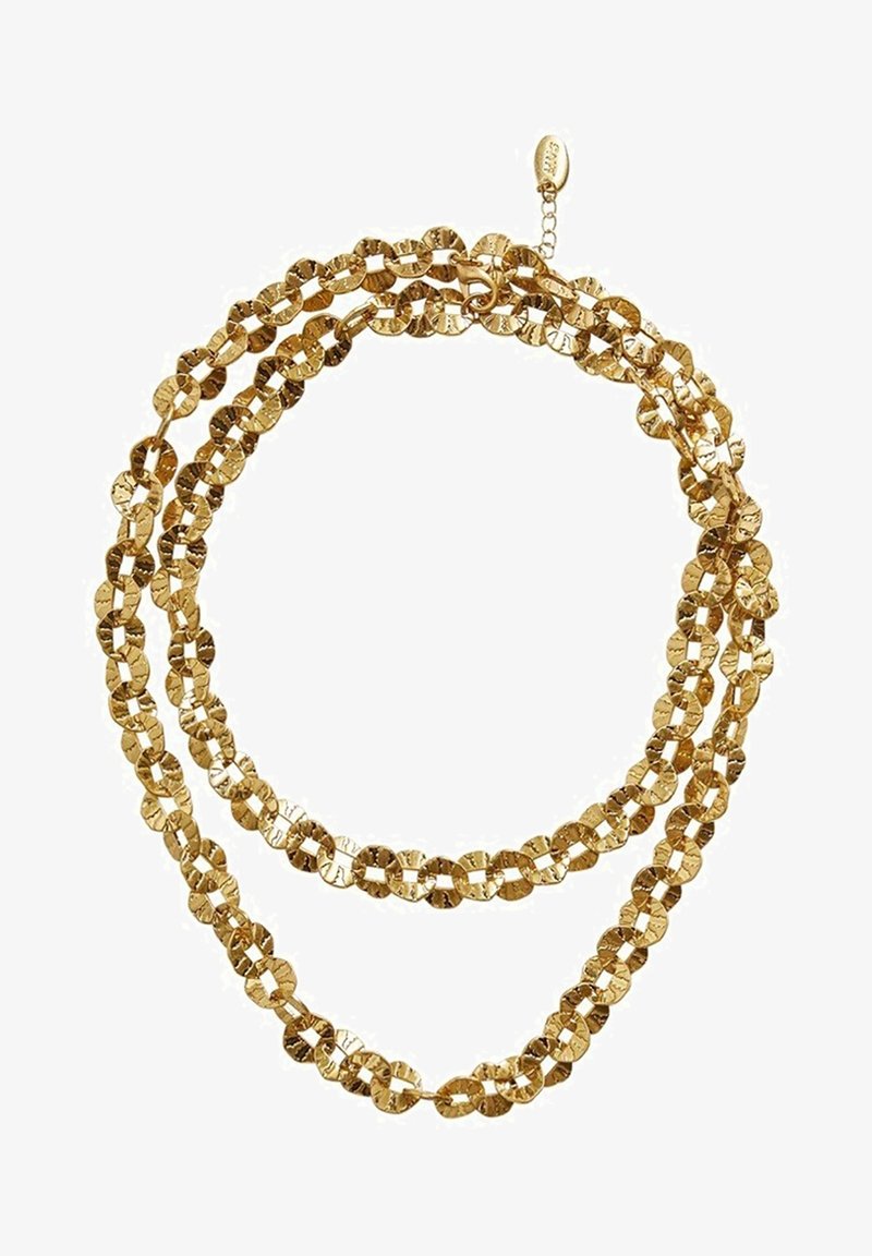 Collier chaîne à maillons circulaires texturés ton or avec fermoir réglable et petite étiquette ovale.
