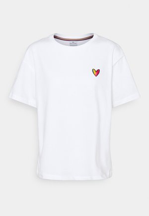 Weißes Baumwoll-T-Shirt mit rundem Ausschnitt, kurzen Ärmeln und einem kleinen, gestickten Herz in Rot, Gelb und Schwarz auf der Brust.