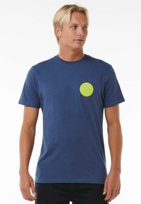 Camiseta de algodón azul marino con gráfico redondo en neón amarillo en el lado izquierdo del pecho, mangas cortas y cuello redondo clásico.