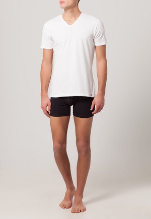 Hvid bomulds v-hals t-shirt kombineret med sorte boxershorts. Simpelt design, tætsiddende form, glat tekstur og ingen synlige mønstre eller logoer.