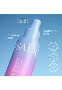 Flacon spray étiqueté spray fixant avec tenue flexible, préparation, fixation et rafraîchissement, contrôle la brillance, vegan, sans parfum et pour peaux sensibles.