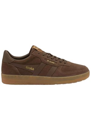 Zapatilla Gola de ante marrón con cordones, suela de goma y logo dorado en el lateral y la lengüeta, mostrada desde el lado exterior.