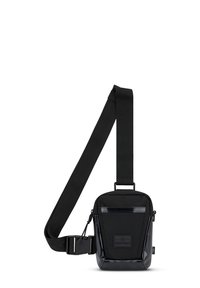 Borsa a tracolla nera realizzata in tessuto resistente, con un pannello frontale lucido, una tracolla regolabile, una tasca con zip e una patch del logo sulla parte frontale.
