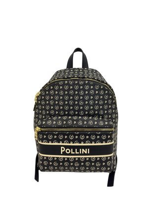 Zaino nero con motivo a logo dorato, chiusura a doppia zip, tasca frontale e una texture liscia. Presenta una tracolla e una maniglia firmate.