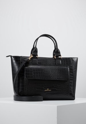 Bolso de mano de cuero sintético negro con textura de cocodrilo, con dos asas, un bolsillo frontal, una correa de hombro desmontable y detalles de herrajes en tono dorado.