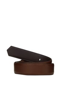 Ruskea nahkavyö, jossa on sileä pinta, kapea pää ja huomaamattomat näkyvät tikkaukset reunoilla.