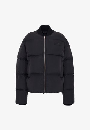 Zwarte pufferjas met een cropped ontwerp, dik gewatteerd patroon, ribgebreide manchetten en een rits aan de voorkant. Voorzien van een merkpatch op de borst.