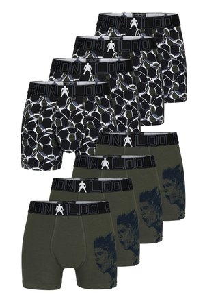 Sæt af otte boxer shorts med et sort-hvidt fodboldmønster og ensfarvet grøn med et grafisk billede, alle med en sort elastisk talje.
