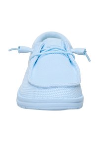Scarpa slip-on azzurro chiaro con tomaia in rete traspirante, lacci elastici e suola imbottita. Punta arrotondata e dettagli di cucitura discreti.