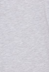 Gaiši pelēks, džersija audums ar mīkstu faktūru un smalku rakstu. Gluda virsma, vienmērīga krāsas tonis, nav redzama aparatūra vai aksesuāri.