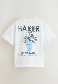 Balts kokvilnas T-krekls ar grafisko dizainu, kurā melnā krāsā ir rakstīts "BAKER", uz tā ir attēlotas atslēgu piekariņu ilustrācijas un aizmugurē ir zilas atslēgas etiķetes.