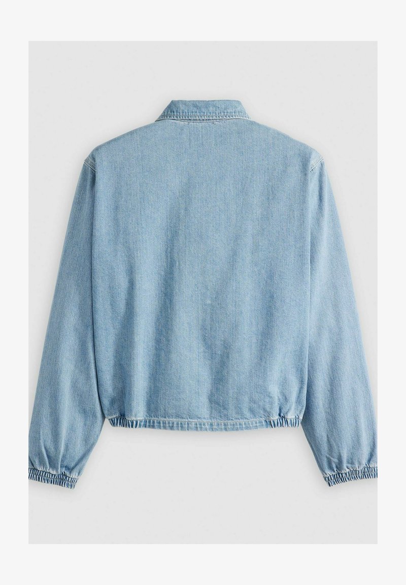 Hellblaues Denimjacke mit Kragen, elastischen Bündchen und gerafftem unteren Saum für eine lockere Passform. Glatte Textur mit minimaler Detailierung.