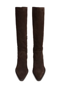 Alti stivali in suede marrone con punte appuntite e cerniere laterali, in posizione verticale su uno sfondo bianco.