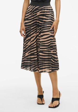 Jupe midi plissée en blush avec des rayures zèbre noires, taille élastique, tissu léger, assortie à des sandales plates noires.