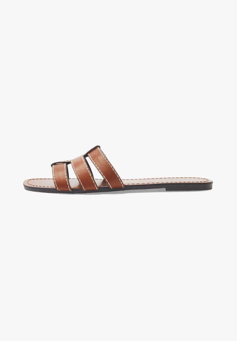 Sandale à glissière en cuir marron avec trois larges brides et des coutures contrastées, design à bout ouvert, semelle plate et forme minimaliste.