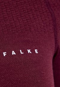 Bordowy, dziergany top z długim rękawem, wykonany z teksturowanej tkaniny, o dopasowanym kroju, z wyraźnym białym logo "FALKE".