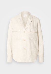 Camicia in lino beige chiaro con una texture morbida, caratterizzata da un colletto a punta, due tasche anteriori e chiusura con bottoni. Maniche lunghe con polsini abbottonati.