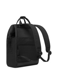 Schwarzer Rucksack mit rechteckiger Form, strapazierfähigem Stoff, gepolsterten Riemen, Tragegriff oben, mehreren Reißverschlusstaschen und strukturierten Akzenten.