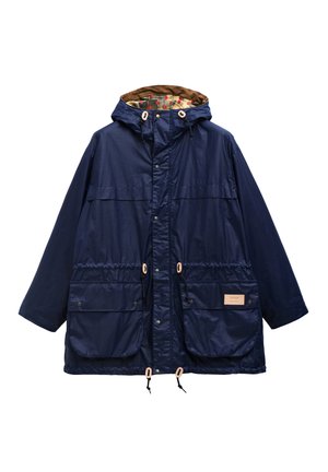 Marineblaue Regenjacke mit Kapuze, vorn mit Knopfleiste, zwei großen Klappentaschen, verstellbaren Kordeln und einem gemusterten Futter in der Kapuze.
