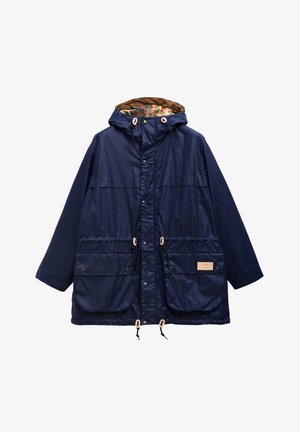 Marineblaue Regenjacke mit Kapuze, vorn mit Knopfleiste, zwei großen Klappentaschen, verstellbaren Kordeln und einem gemusterten Futter in der Kapuze.