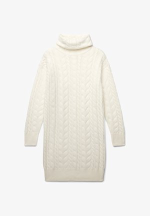 Robe en tricot blanc avec un col roulé haut, présentant un motif de côtes texturé et des manches longues, finition avec des poignets rayés.
