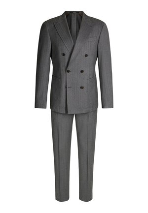 Szary garnitur w paski, dwurzędowy, z klapami, dwoma przednimi kieszeniami oraz dopasowanymi spodniami, wykonany z teksturowanej wełny w mieszance.