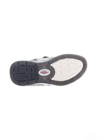 De buitenzool van de schoen heeft een zwart-wit loopvlak met een structuur, een reliëf merklogo en een ondersteuning voor de voetboog voor comfort.