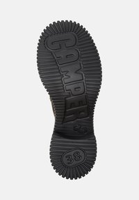 Suola di scarpa in gomma nera con profonde scanalature e la parola "CAMPER" impressa in modo prominente. Taglia 38 riportata nella zona del tallone.