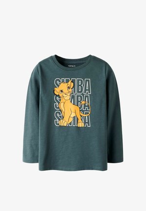 Donkergroene lange mouwen t-shirt van katoen met een gele leeuwengrafiek en witte tekst "SIMBA" in het midden aan de voorkant.