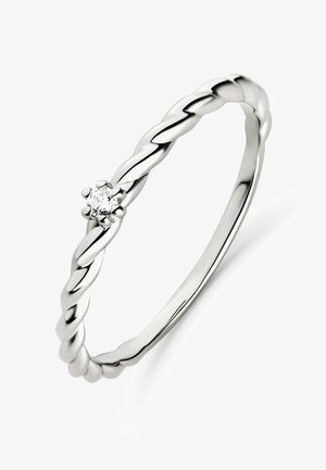 Silberner gedrehter Bandring mit einem kleinen runden Diamant-Solitär in einer sechs Krappen Fassung.