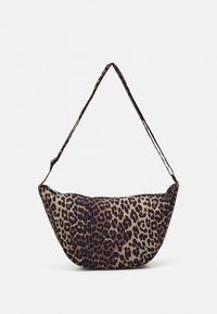 Mala de ombro com padrão de leopardo, exterior em tecido macio, forma curva, alça fina e manchas escuras contrastantes sobre um fundo bege.