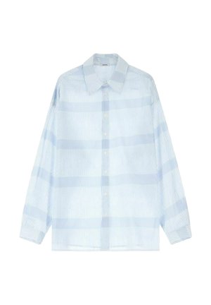 Camicia a maniche lunghe con bottoni, a righe azzurro chiaro e bianco, con colletto e polsini classici, mostrata su uno sfondo bianco.