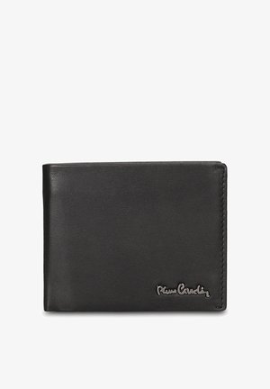 Zwarte leren portemonnee met een gladde textuur, bi-fold ontwerp en gestikte randen. Voorzien van een zilveren logo rechtsonder.