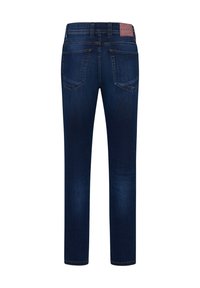 Dunkelblaue Jeans im Slim-Fit, mit zwei Gesäßtaschen, Gürtelschlaufen und einem Markenlabel an der Taille.